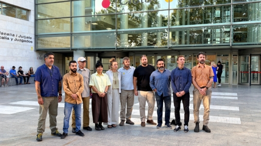 11 Greenpeace activists who participated in a peaceful protest in 2021 at the port of Sagunto against a ship carrying gas, are facing trial on September 23, 2026. The Public Prosecutor’s Office is seeking five years in prison for the crime of aggravated public disorder—one of the harshest sentences ever sought for environmental activism.
